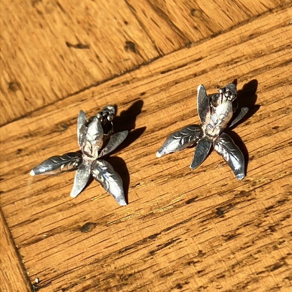 Beautiful Vintage Petite Sterling Orchid Earrings - Picture 14 of 15